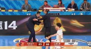 开云体育app-梦回巅峰！上海19连胜锁定常规赛冠军，上次登顶是24年前姚明领军